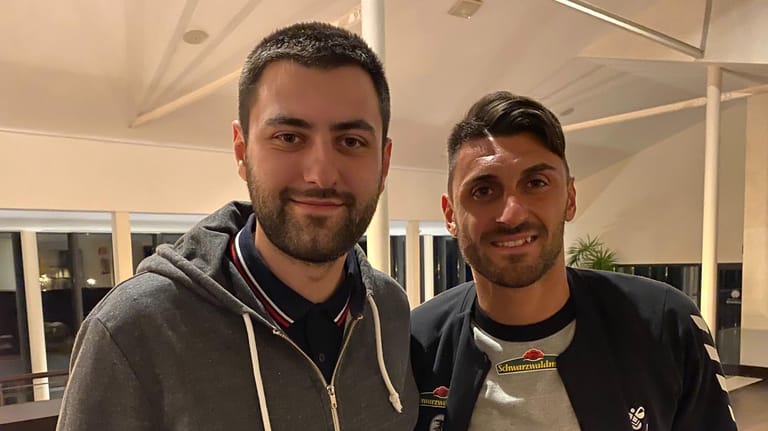 t-online.de-Reporter Dominik Sliskovic (li.) mit Vincenzo Grifo im Freiburger Mannschaftshotel in Sotogrande/Spanien.