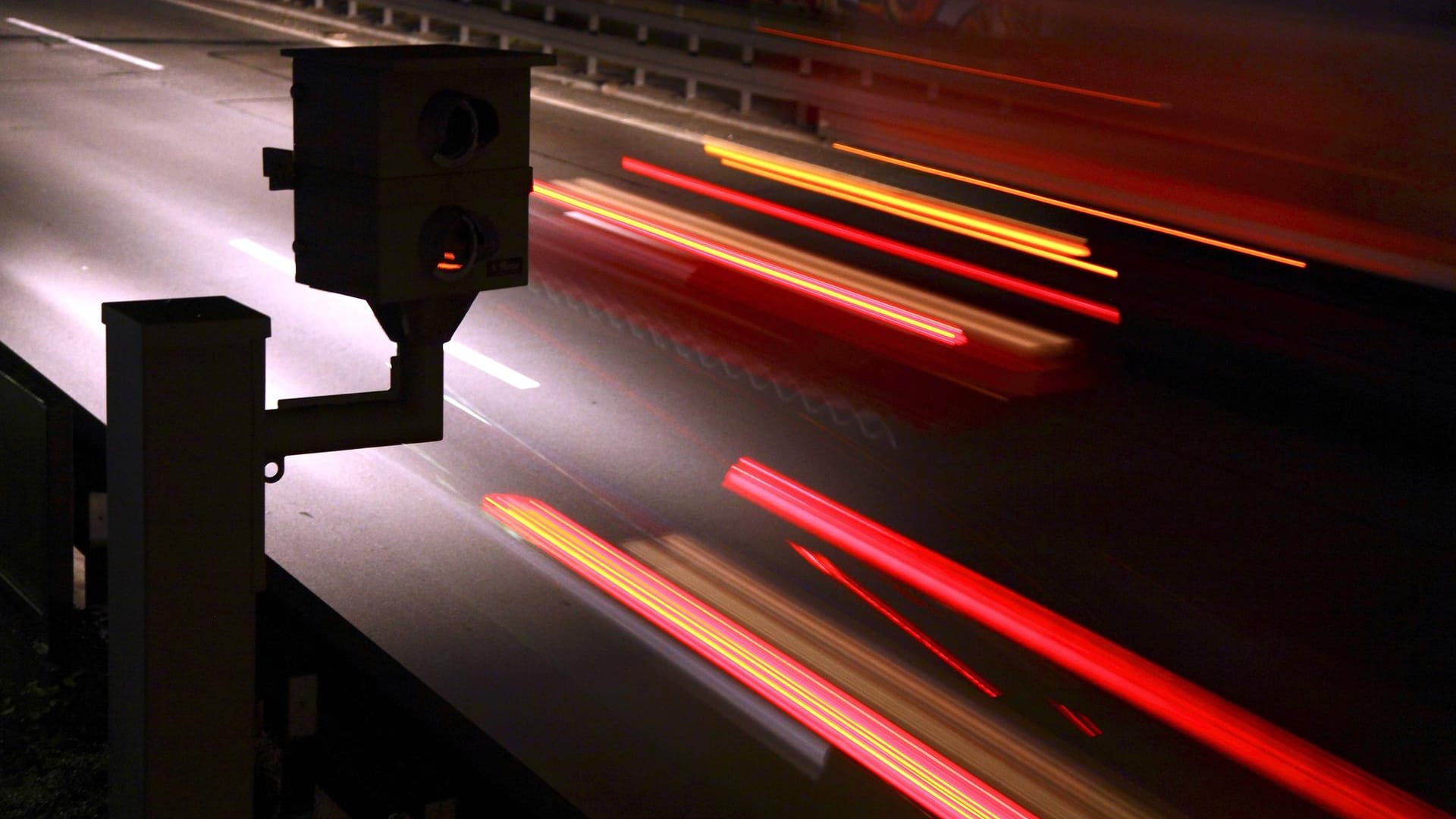 Eine Verkehrskamera auf der Autobahn: Einer der beiden Fahrer war noch in der Probezeit. (Symbolbild)