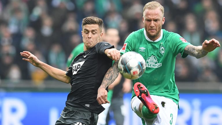 Bremens Kevin Vogt (r.) kämpft gegen Hoffenheims Christoph Baumgartner um den Ball.