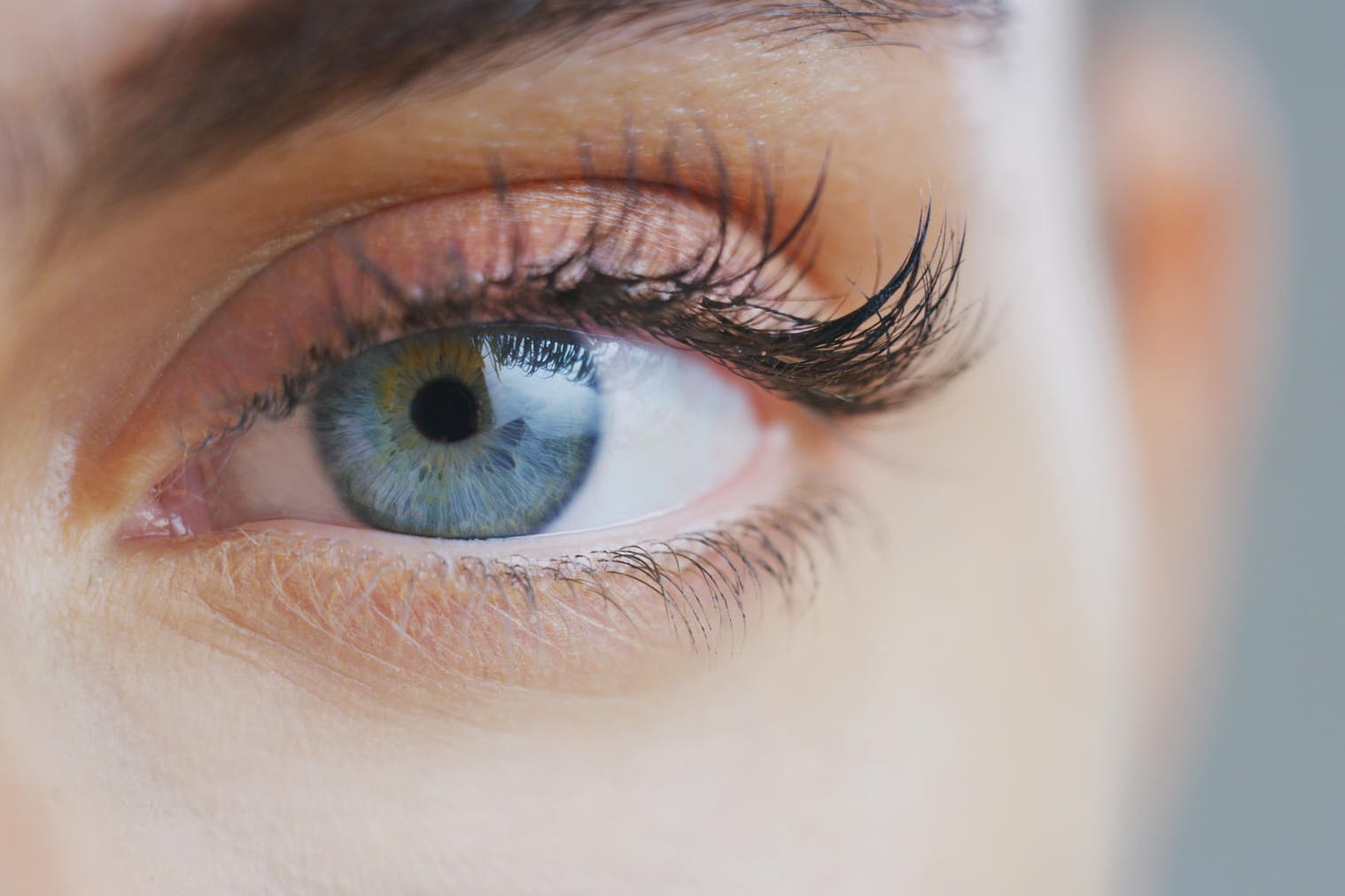 Volle Wimpern: Wer mit einem Wimpernserum nachhilft, sollte einiges beachten.