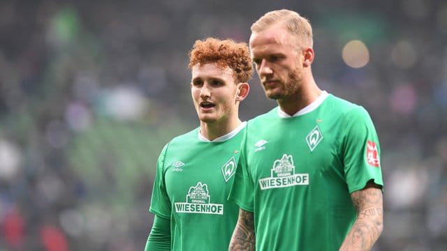 Die Bremer Kevin Vogt (r) und Josh Sargent laufen enttäuscht über den Rasen. Die Bremer Kevin Vogt (r) und Josh Sargent laufen enttäuscht über den Rasen.