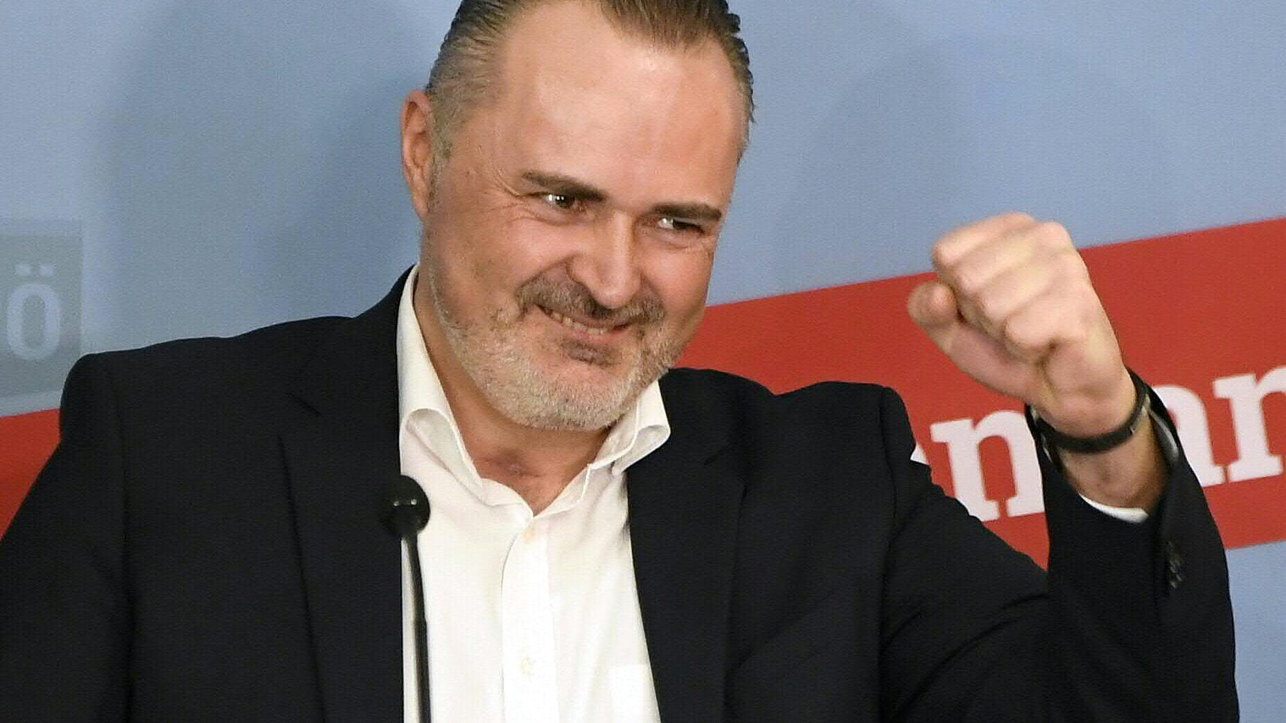 Freude bei SPÖ-Spitzenkandidat Hans Peter Doskozil: Im traditionell SPÖ-regierten Burgenland haben die Sozialdemokraten ihre lange Talfahrt beendet. Freude bei SPÖ-Spitzenkandidat Hans Peter Doskozil: Im traditionell SPÖ-regierten Burgenland haben die Sozialdemokraten ihre lange Talfahrt beendet.