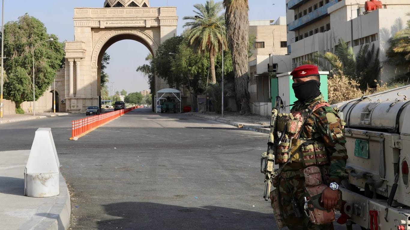 Ein irakischer Soldat bewacht den Eingang zur "Grünen Zone": In dem Stadtteil mit vielen Botschaften sind am Sonntag mehrere Raketen eingeschlagen. (Symbolfoto)