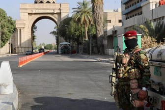 Ein irakischer Soldat bewacht den Eingang zur "Grünen Zone": In dem Stadtteil mit vielen Botschaften sind am Sonntag mehrere Raketen eingeschlagen. (Symbolfoto)