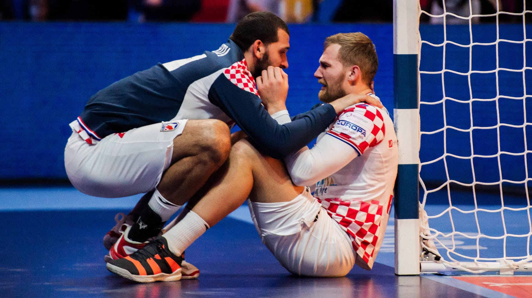 Zeljko Musa (li.) muss Teamkollegen David Mandic nach der Finalniederlage trösten.