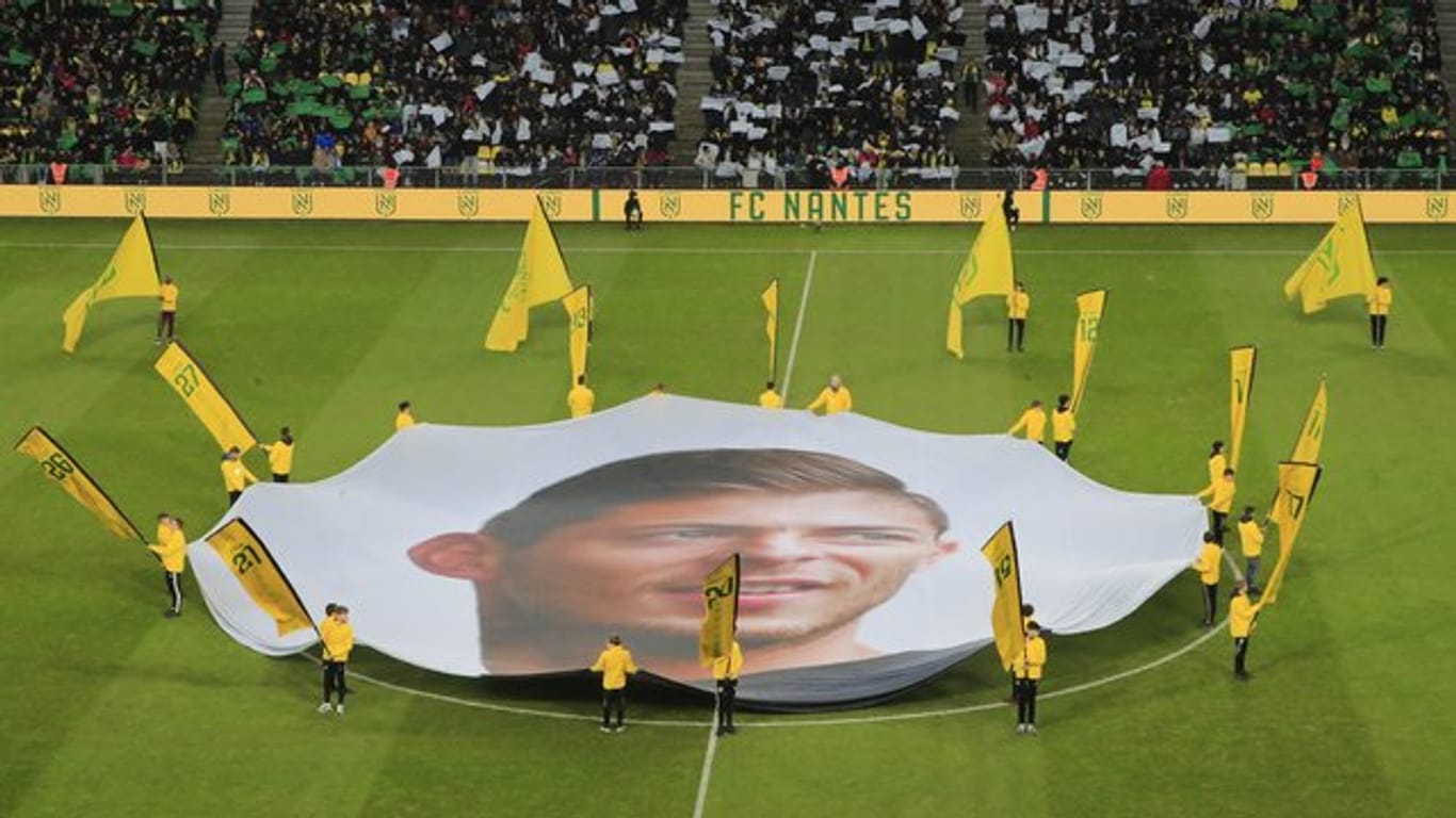 Ein riesiges Banner mit dem Gesicht des verstorbenen Emiliano Sala wird vor dem Spiel im Mittelkreis ausgebreitet.