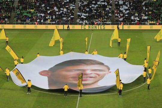 Ein riesiges Banner mit dem Gesicht des verstorbenen Emiliano Sala wird vor dem Spiel im Mittelkreis ausgebreitet.