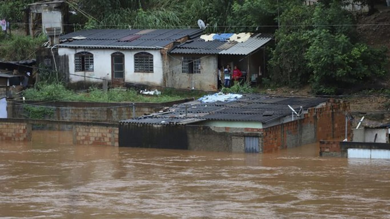Schwere Regenfälle haben im brasilianischen Bundesstaat Minas Gerais zu Überschwemmungen und Erdrutschen geführt.