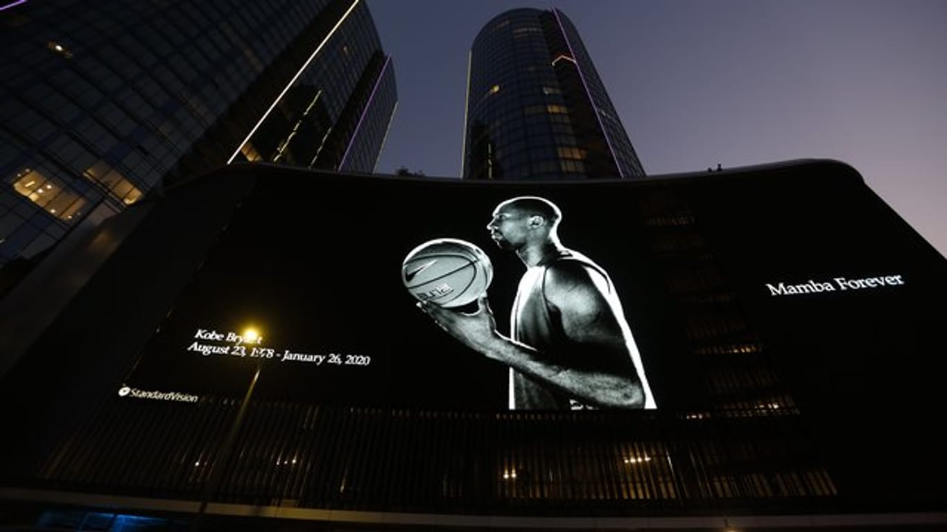 Ein Porträt des tödlich verunglückten Kobe Bryant wird auf einer Monitorwand vor dem Staples Center in Los Angeles angezeigt.