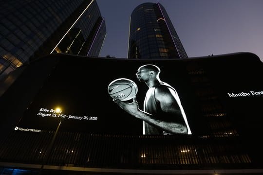 Ein Porträt des tödlich verunglückten Kobe Bryant wird auf einer Monitorwand vor dem Staples Center in Los Angeles angezeigt.