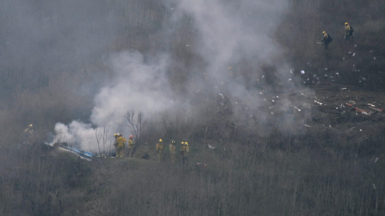 Feuerwehrleute an der Absturzstelle bei Calabasas in Kalfornien: Insgesamt starben bei dem Absturz fünf Personen, daunter NBA-Star Kobe Bryant.