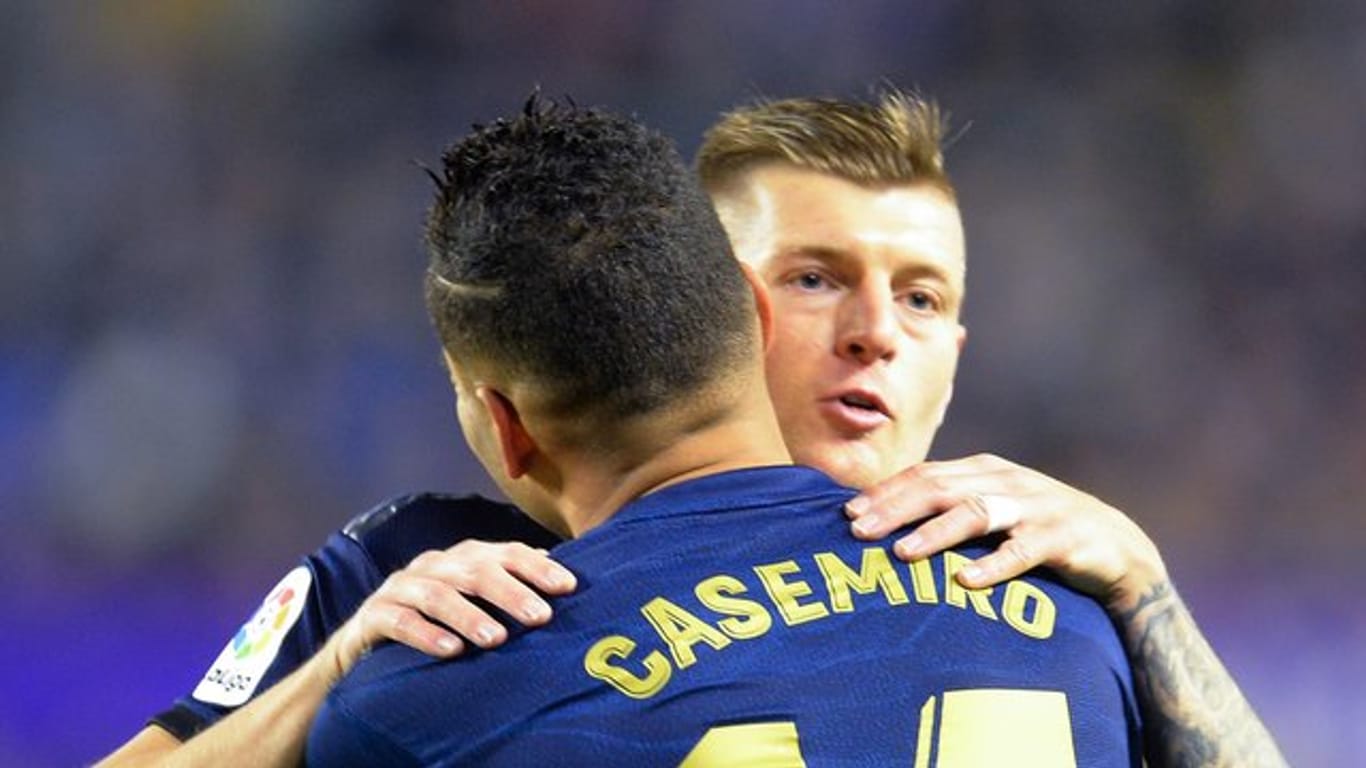 Toni Kroos wird von Casemiro umarmt.