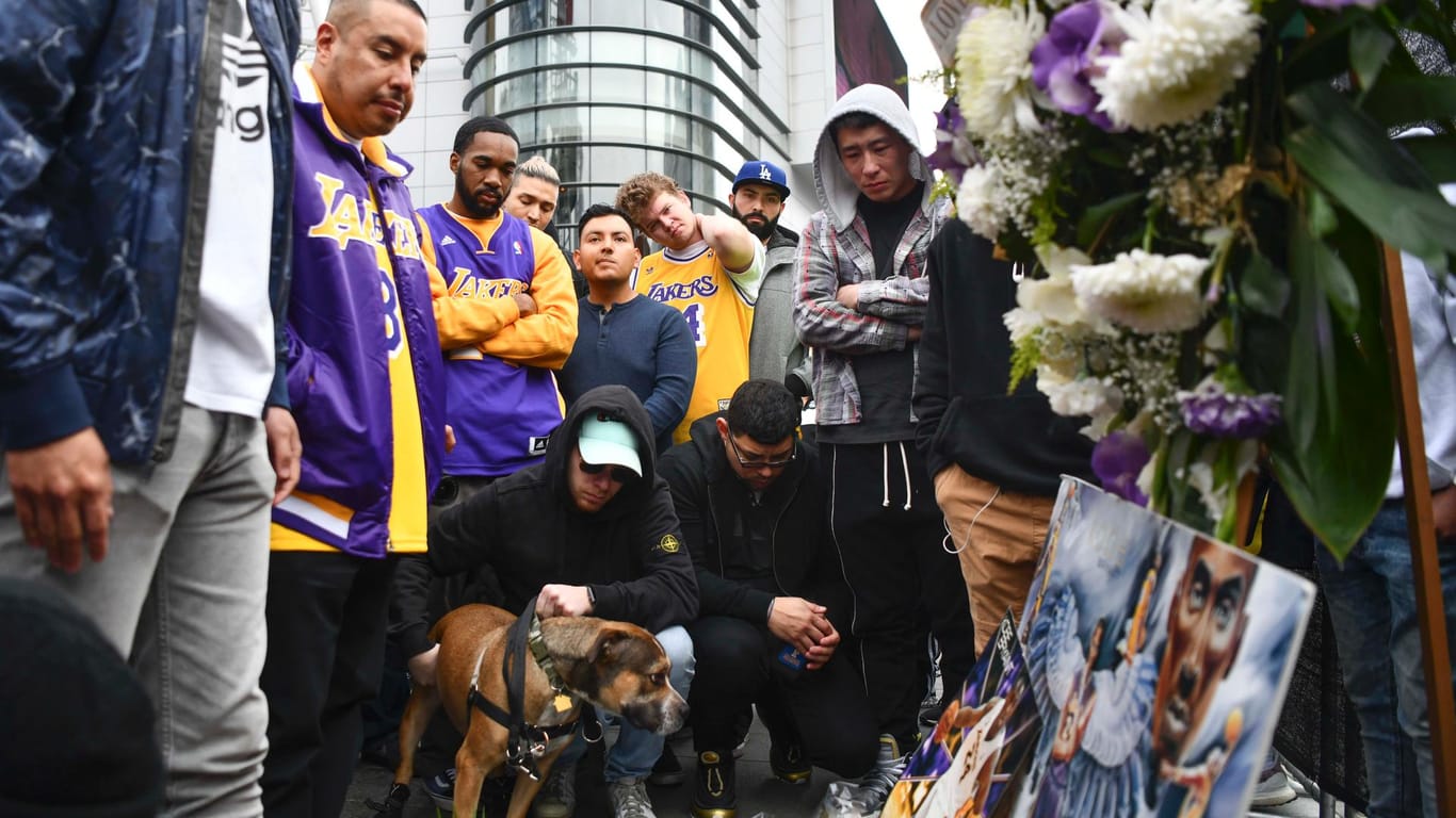 Fans in Los Angeles betrauern am Staples Center in Los Angeles den Verlust ihres großen Idols Kobe Bryant.