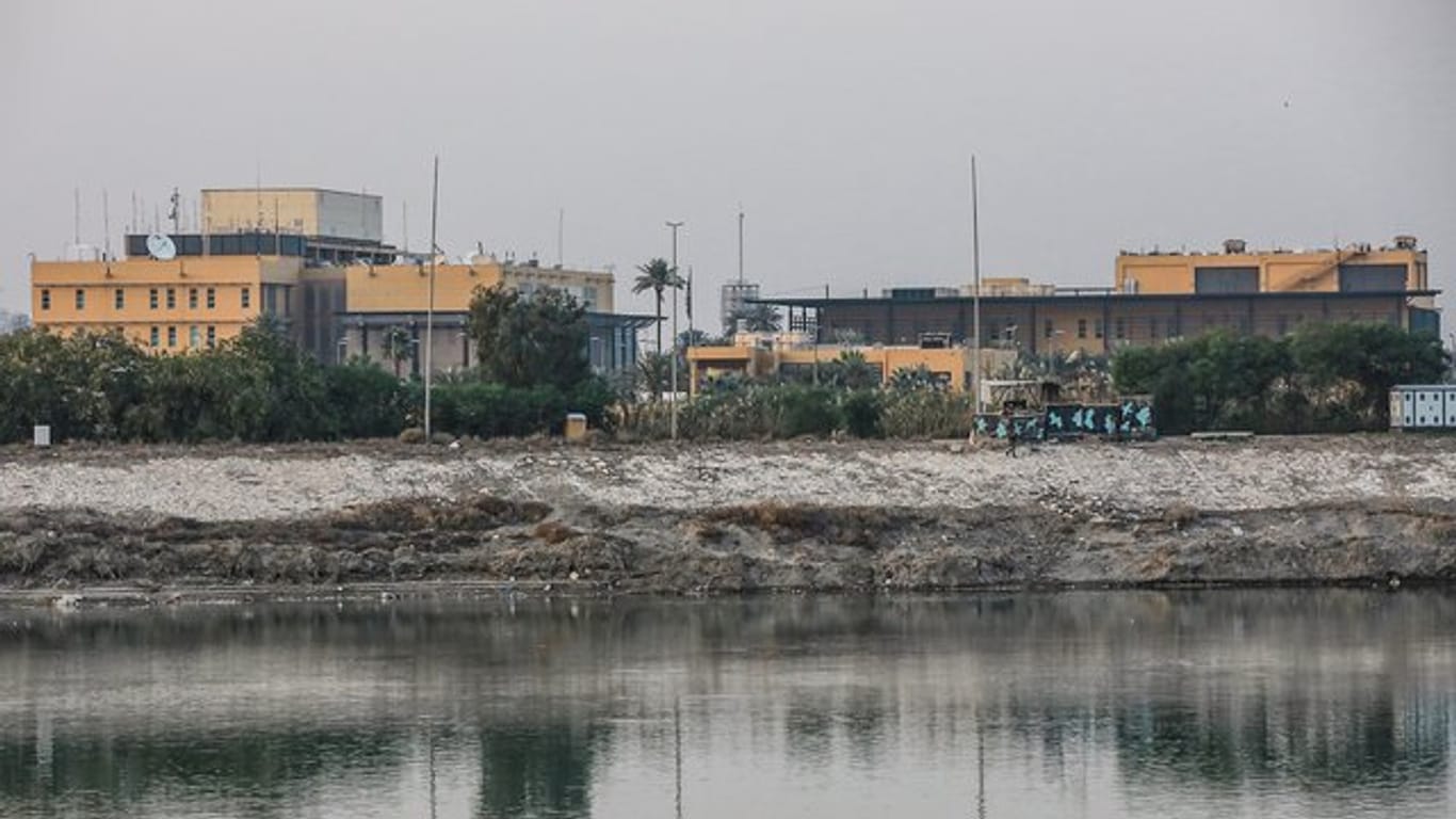 Blick auf die US-Botschaft am Ufer des Tigris.