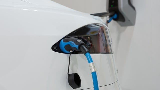 E-Auto am Strom: Wallboxen brauchen erheblich weniger Zeit für den Ladevorgang als normale Steckdosen.