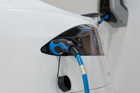 E-Auto am Strom: Wallboxen brauchen erheblich weniger Zeit für den Ladevorgang als normale Steckdosen.