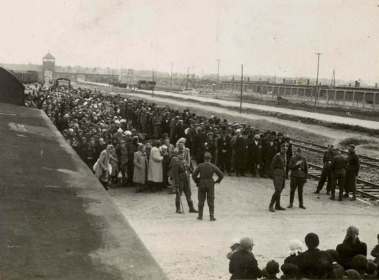 Während der "Selektion" teilten SS-Leute die angekommenen Juden auf – sofortige Vergasung oder Zwangsarbeit. Der SS-Arzt Josef Mengele beteiligte sich oft an der Aufteilung.