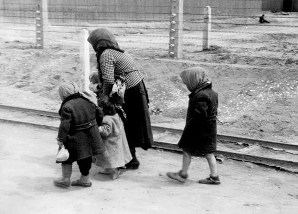 Eine alte Frau geht mit Kindern die letzten Schritte zur Gaskammer. Das Bild entstand kurz vor ihrem Tod.