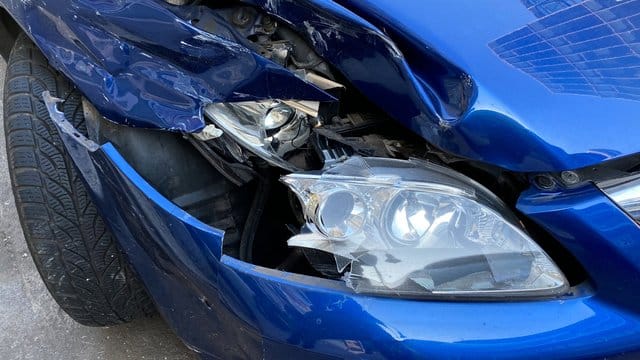 Einen Blechschaden können Geschädigte mit dem Geld der gegnerischen Versicherung auch nur zum Teil oder gar nicht reparieren lassen. Einen Blechschaden können Geschädigte mit dem Geld der gegnerischen Versicherung auch nur zum Teil oder gar nicht reparieren lassen.
