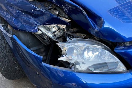 Einen Blechschaden können Geschädigte mit dem Geld der gegnerischen Versicherung auch nur zum Teil oder gar nicht reparieren lassen.
