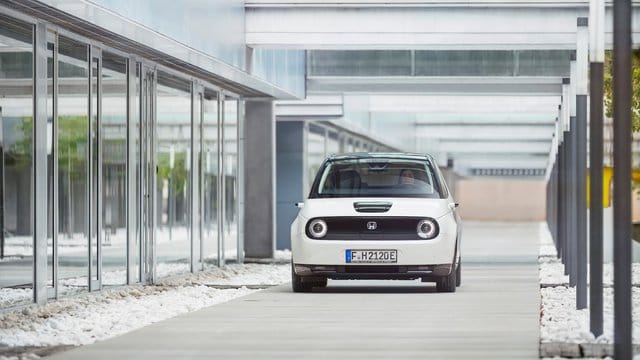 Mit runden Scheinwerfern und klarer Form: Sein Elektroauto E schickt Honda im Mai zu den Händlern. Mit runden Scheinwerfern und klarer Form: Sein Elektroauto E schickt Honda im Mai zu den Händlern.