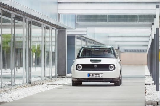 Mit runden Scheinwerfern und klarer Form: Sein Elektroauto E schickt Honda im Mai zu den Händlern.