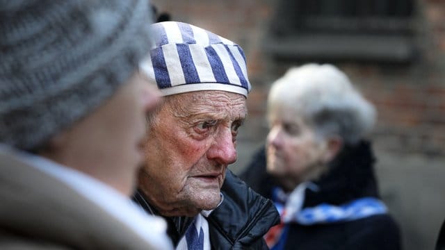 Ein Überlebender nimmt an der Gedenkfeier in Oswiecim teil.