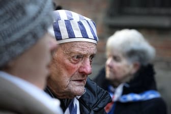 Ein Überlebender nimmt an der Gedenkfeier in Oswiecim teil.