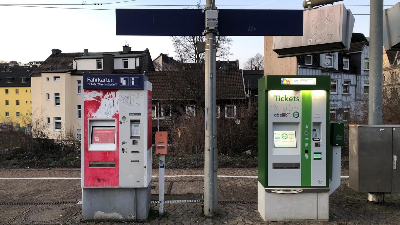 Ticketautomaten am Bahnhof Hagen-Wehringhausen: Am gewohnten roten Automaten der Deutschen Bahn (links) ist, wie hier zu sehen, kein Ticketkauf mehr möglich. Fahrkarten für den Nah- und Fernverkehr müssen nun am neuen grünen Automaten erworben werden.