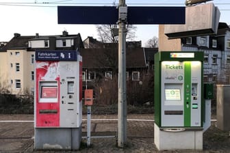 Ticketautomaten am Bahnhof Hagen-Wehringhausen: Am gewohnten roten Automaten der Deutschen Bahn (links) ist, wie hier zu sehen, kein Ticketkauf mehr möglich. Fahrkarten für den Nah- und Fernverkehr müssen nun am neuen grünen Automaten erworben werden.