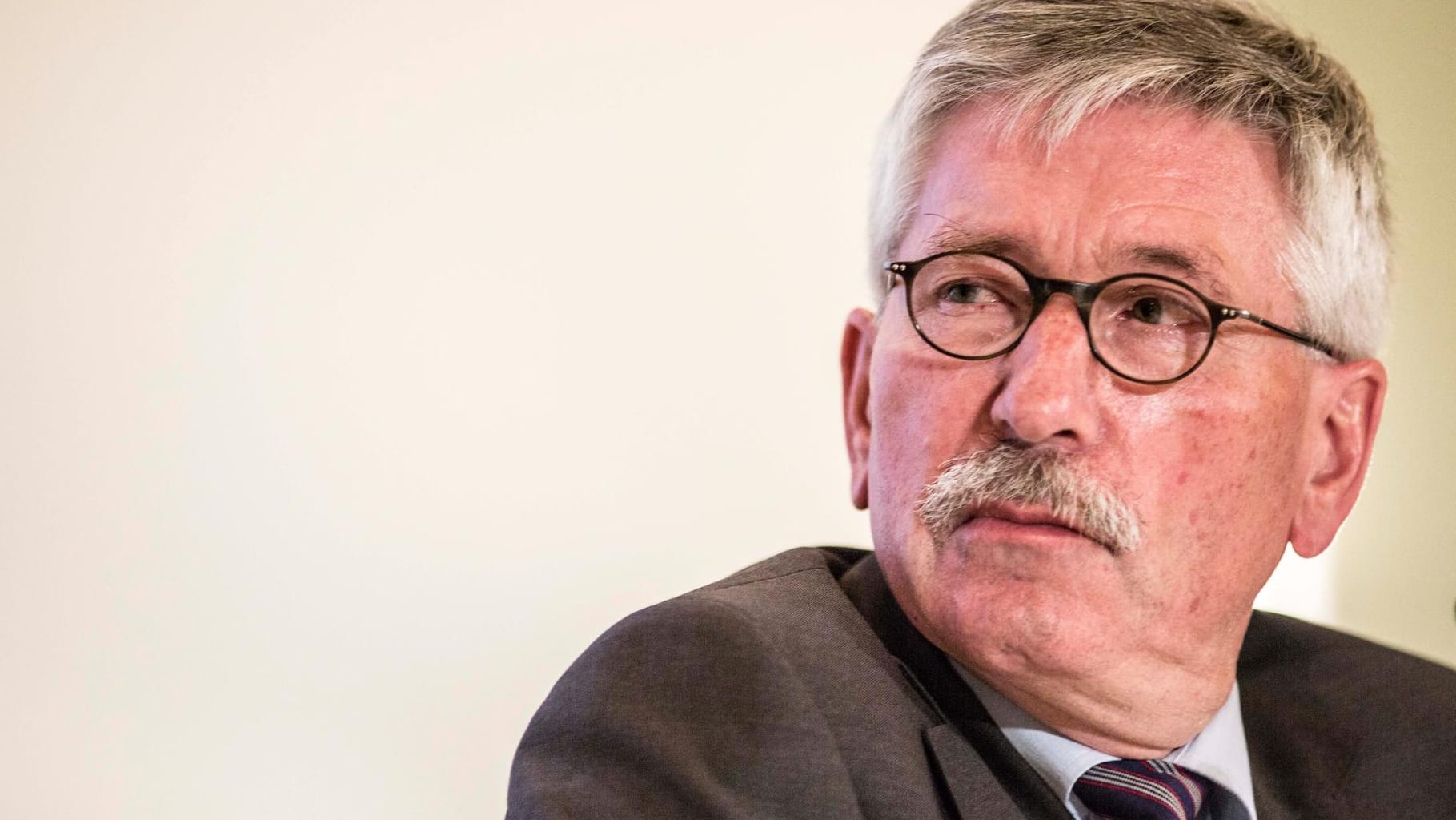 Thilo Sarrazin: Die SPD will den früheren Berliner Finanzsenator wegen rassistischer Äußerungen aus der Partei werfen, Sarrazin wehrt sich dagegen.