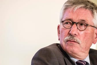 Thilo Sarrazin: Die SPD will den früheren Berliner Finanzsenator wegen rassistischer Äußerungen aus der Partei werfen, Sarrazin wehrt sich dagegen.