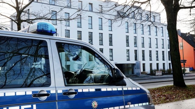 Ein Polizeifahrzeug steht vor dem Gebäude der neuen Dienststelle "Siko Ruhr", der "Sicherheitskooperation Ruhr zur Bekämpfung der Clankriminalität" in Essen.