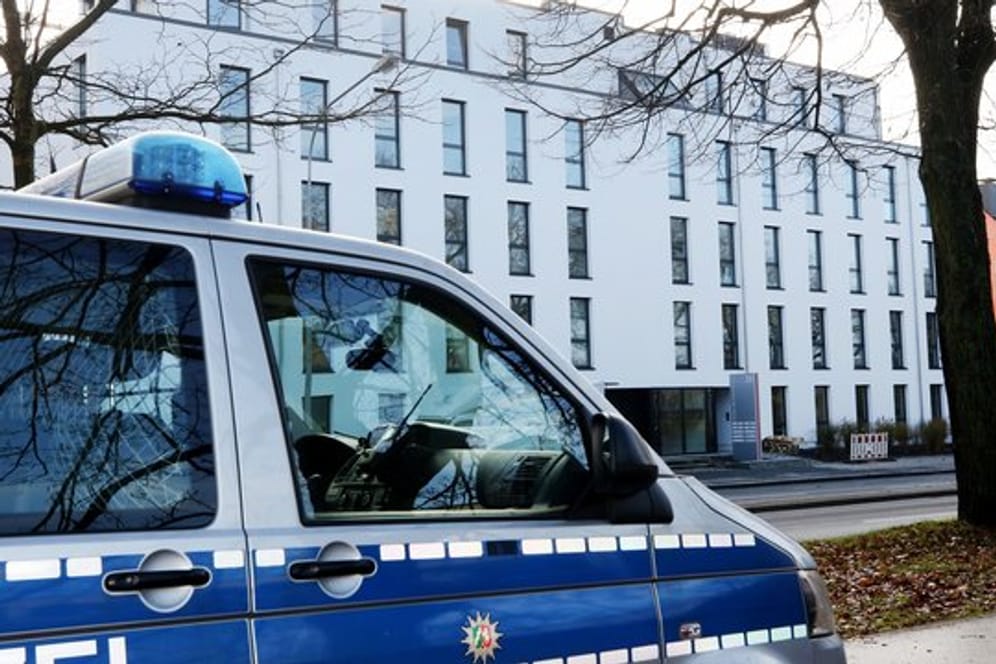 Ein Polizeifahrzeug steht vor dem Gebäude der neuen Dienststelle "Siko Ruhr", der "Sicherheitskooperation Ruhr zur Bekämpfung der Clankriminalität" in Essen.