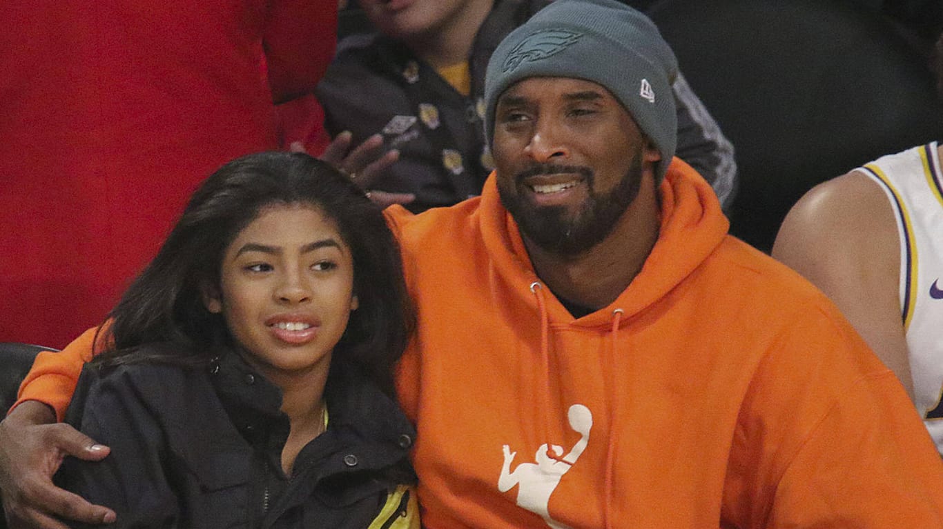 Kobe Bryant (r.) und Tochter Gianna bei einem Basketballspiel: Sie teilten ihre Liebe für den Sport.