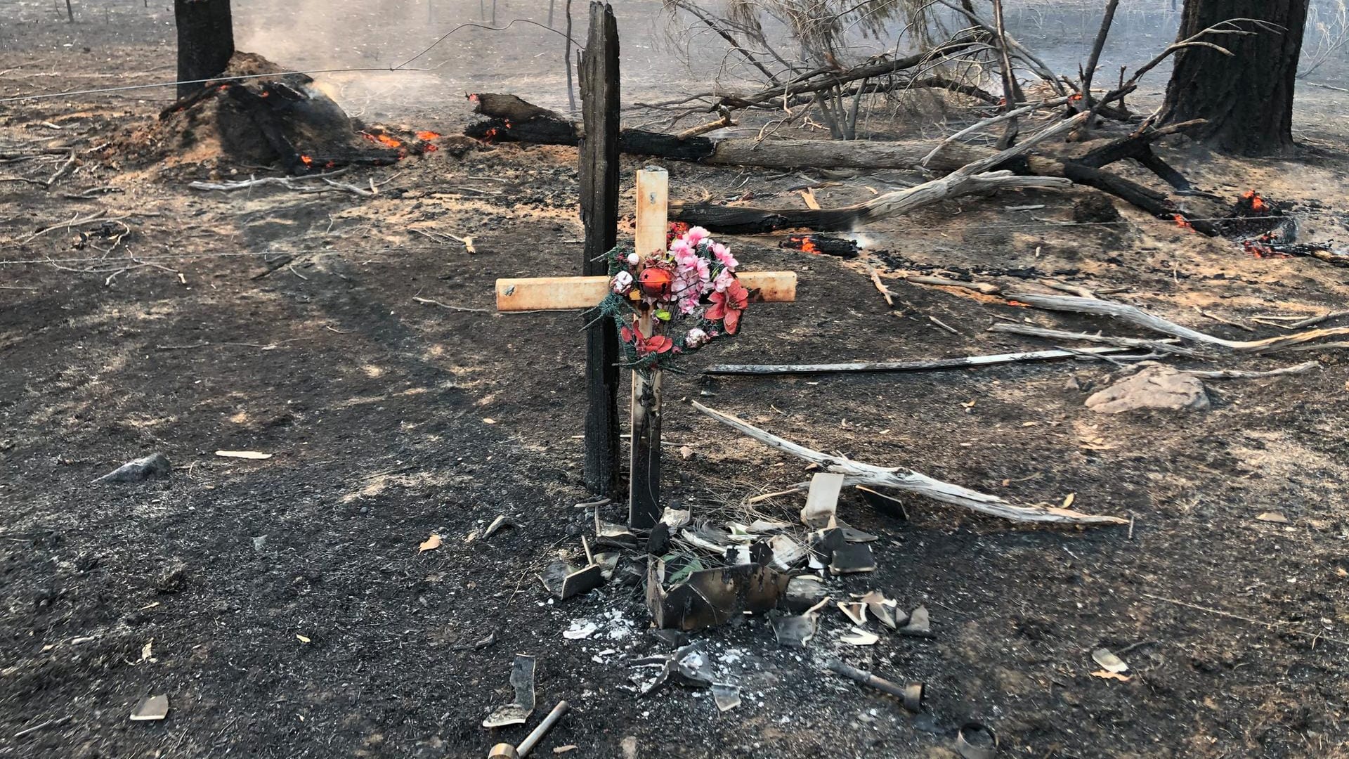 Ein Friedhof in New South Wales: Anwohner versuchen, das Zerstörte wieder aufzubauen. Ein Friedhof in New South Wales: Anwohner versuchen, das Zerstörte wieder aufzubauen.