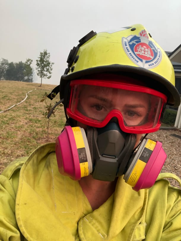 Feuerwehrfrau Alana Haswell mit Atemschutzmaske.