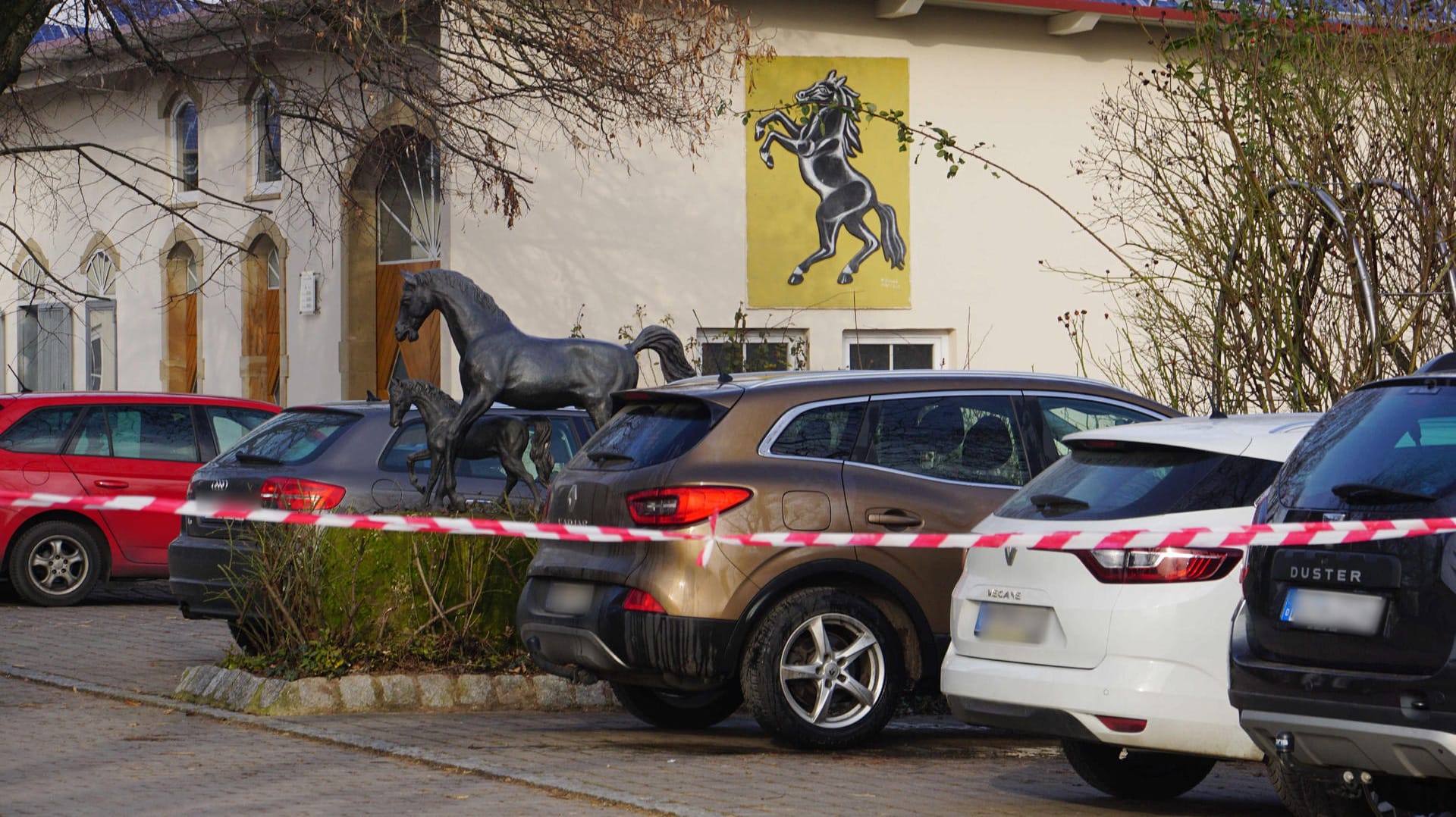 Absperrband vor einem Wohnhaus auf einem Bauernhof bei Güglingen: Noch immer konnte die Familie des toten 15-Jährigen nicht vernommen werden. Absperrband vor einem Wohnhaus auf einem Bauernhof bei Güglingen: Noch immer konnte die Familie des toten 15-Jährigen nicht vernommen werden.