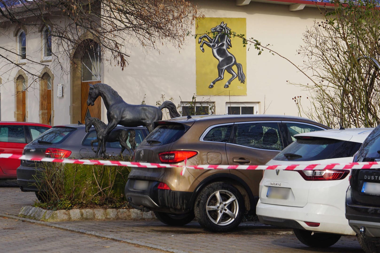Absperrband vor einem Wohnhaus auf einem Bauernhof bei Güglingen: Noch immer konnte die Familie des toten 15-Jährigen nicht vernommen werden.