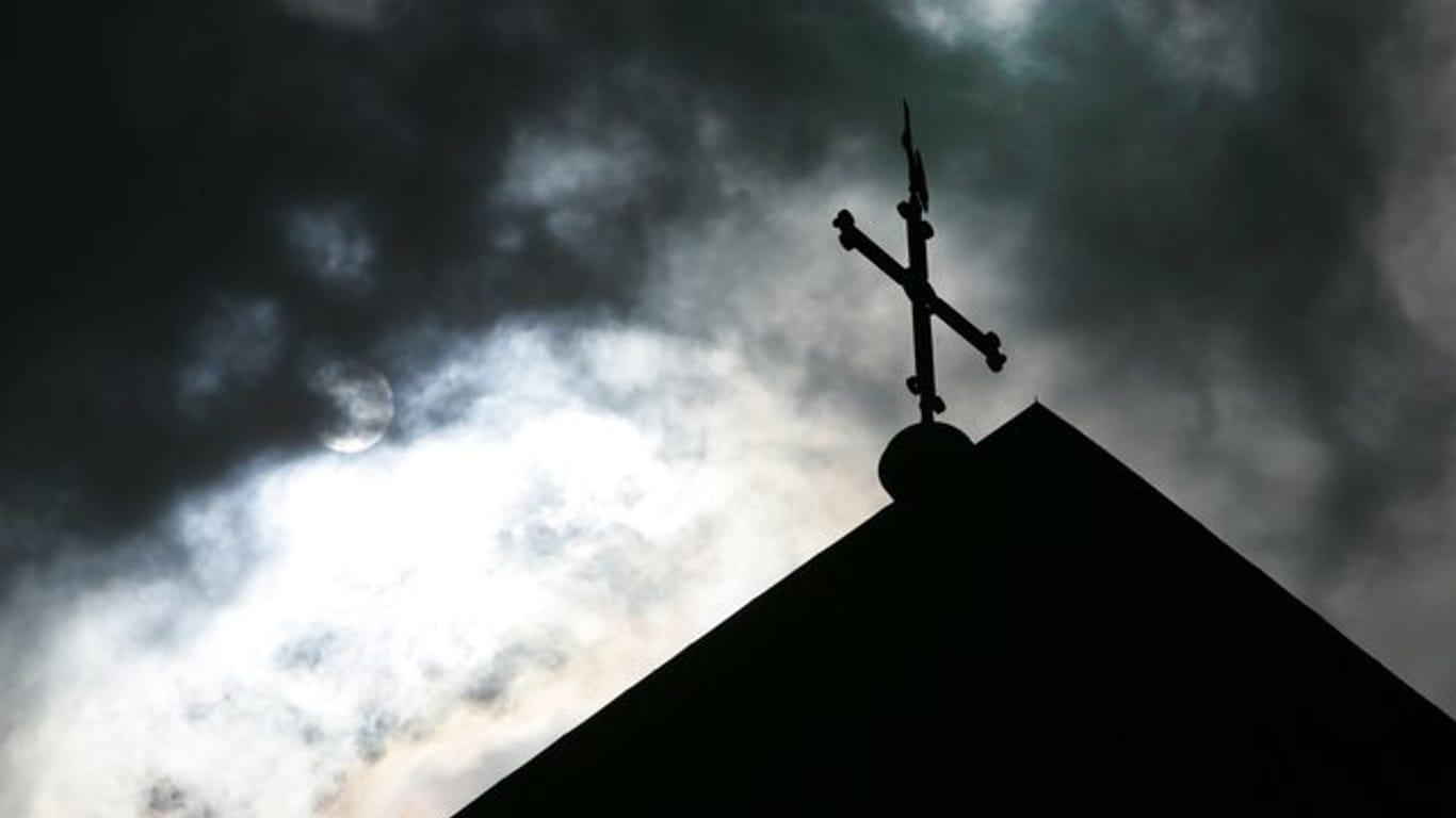 Eine von der Kirche in Auftrag gegebene Untersuchung war 2018 zu dem Ergebnis gekommen, dass seit 1946 in ihrem Bereich 3677 Minderjährige von sexuellem Missbrauch betroffen waren.