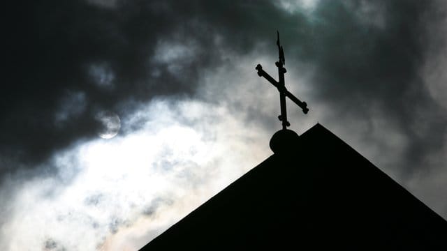 Eine von der Kirche in Auftrag gegebene Untersuchung war 2018 zu dem Ergebnis gekommen, dass seit 1946 in ihrem Bereich 3677 Minderjährige von sexuellem Missbrauch betroffen waren. Eine von der Kirche in Auftrag gegebene Untersuchung war 2018 zu dem Ergebnis gekommen, dass seit 1946 in ihrem Bereich 3677 Minderjährige von sexuellem Missbrauch betroffen waren.