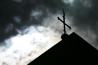 Eine von der Kirche in Auftrag gegebene Untersuchung war 2018 zu dem Ergebnis gekommen, dass seit 1946 in ihrem Bereich 3677 Minderjährige von sexuellem Missbrauch betroffen waren.