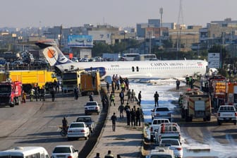 Mahschahr im Südiran: Ein Flugzeug ist bei der Landung über die Landebahn hinausgeschossen und kam erst auf einer Autobahn zum Stehen.