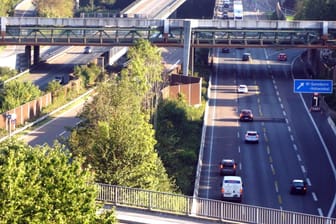 Blick auf eine Autobahnabfahrt bei Wuppertal: Auch Mobilität ist ein wichtiges Thema im neuen Klimaschutzkonzept.