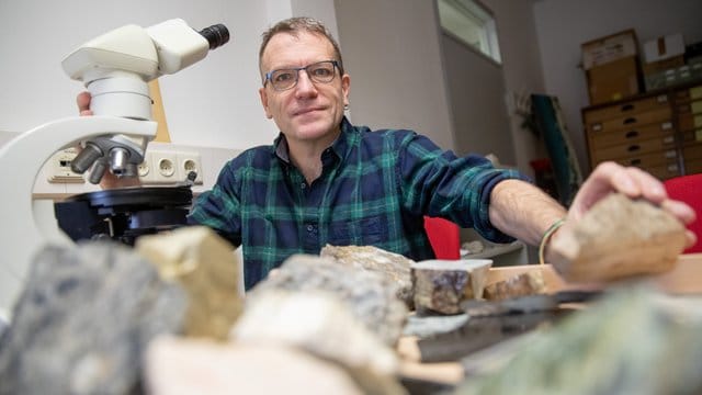 Daniel Köhn, Professor für Tektonik (Geologie), lehrt und forscht nun in Erlangen an der Friedrich-Alexander-Universität.