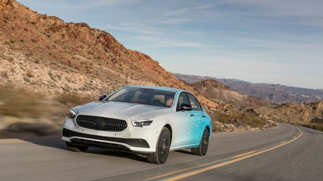 Noch leicht getarnt: Die Publikumspremiere für die Modelle der aufgefrischten E-Klasse hat Mercedes für den Genfer Autosalon Anfang März angekündigt. Noch leicht getarnt: Die Publikumspremiere für die Modelle der aufgefrischten E-Klasse hat Mercedes für den Genfer Autosalon Anfang März angekündigt.