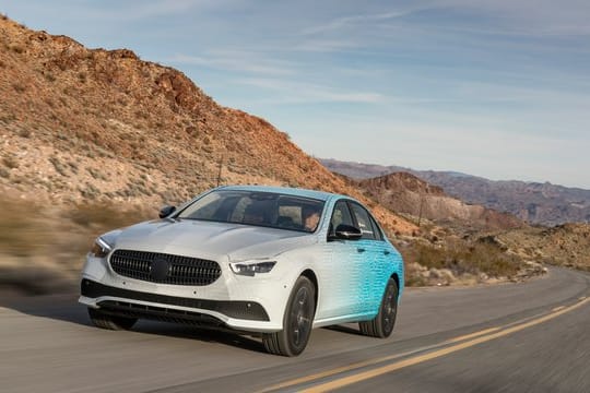 Noch leicht getarnt: Die Publikumspremiere für die Modelle der aufgefrischten E-Klasse hat Mercedes für den Genfer Autosalon Anfang März angekündigt.