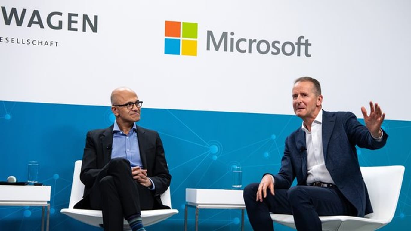 Bauen ihre strategische Partnerschaft aus: VW-Chef Herbert Diess (r) und Microsoft-CEO Satya Nadella.