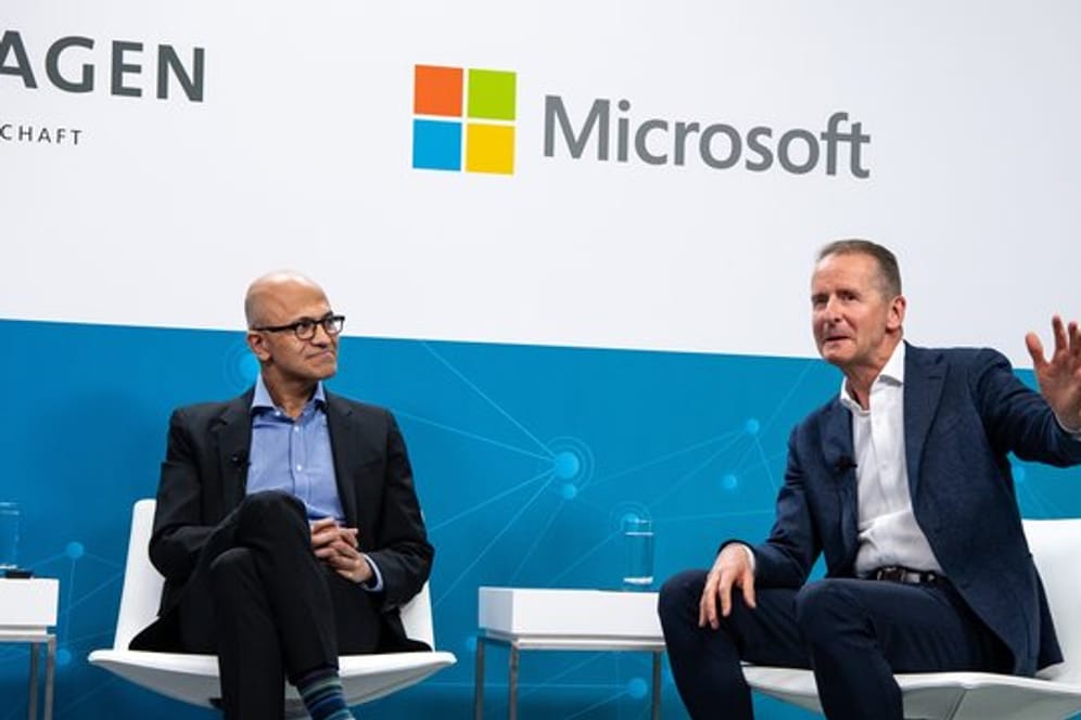 Bauen ihre strategische Partnerschaft aus: VW-Chef Herbert Diess (r) und Microsoft-CEO Satya Nadella.