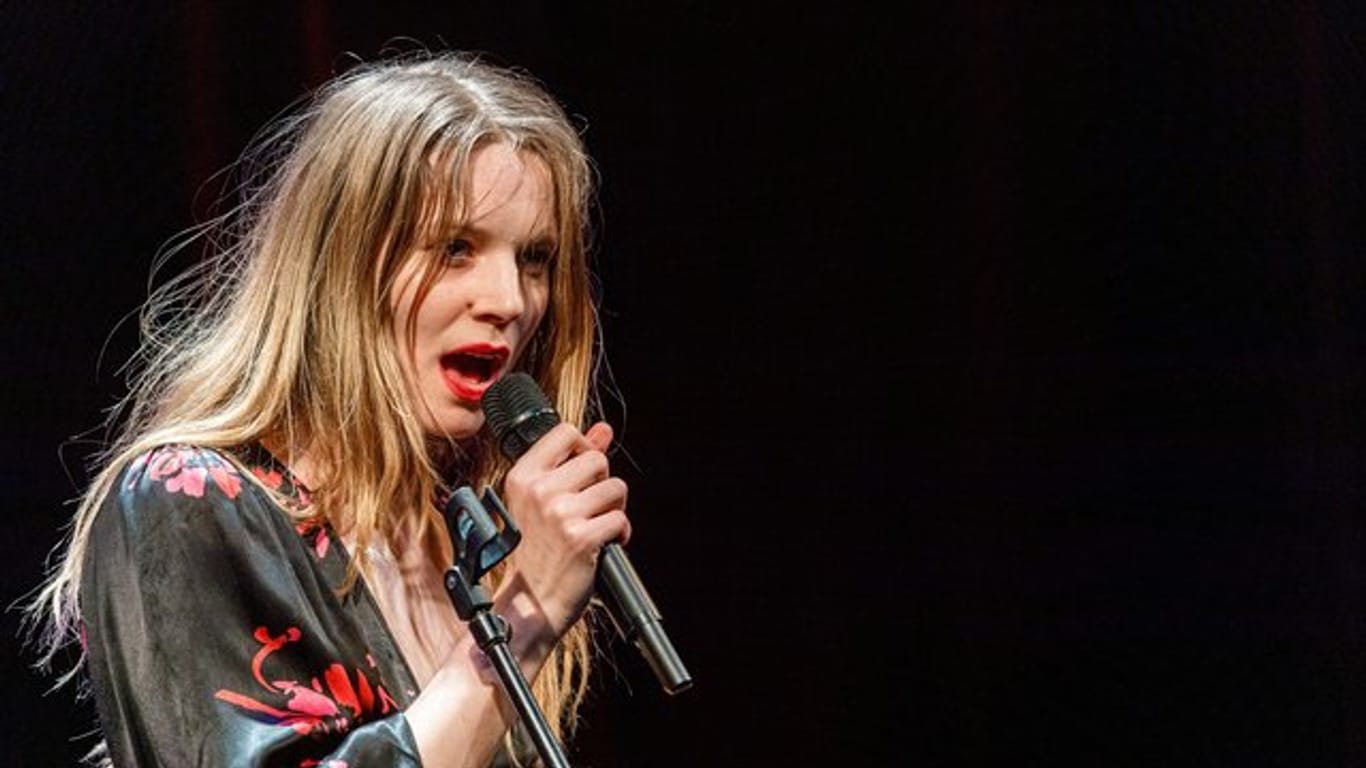 Singen kann sie auch: Lilith Stangenberg nach der Verleihung des Preises in Hamburg.